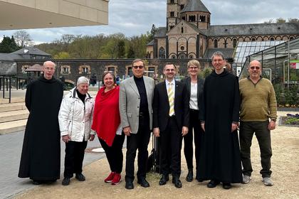 Von links nach rechts. Abt em. Benedikt Müntnich (Maria Laach), Sr. Scholastika Steinle (Abtei St. Hildegard, Eibingen), Dr. Antje Eckel (Dr. Eckel Animal Nutrition GmbH und Co. KG, Niederzissen), Minister A.D. Prof. Dr. Ulrich Steger, Philipp Lohse (Geschäftsführer Maria Laach), Stefanie Roos (Stellvertretende Geschäftsführerin Maria Laach), Prior-Administrator Pater Petrus Nowack, Maria Laach), Thomas Hornstein (Maria Laach)
