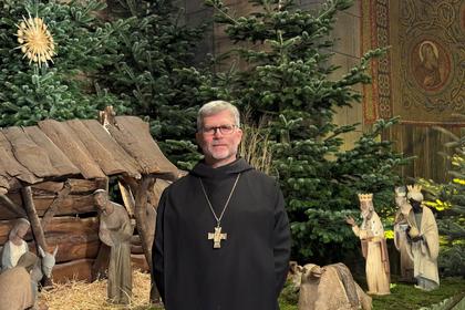 Abt Mauritius Wilde an der Krippe in der Abtei Maria Laach