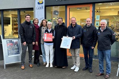 Zufriedene Gesichter: Die Tourist Information Maria Laach wurde im Jahr ihres zehnjährigen Bestehens erneut mit der „i-Marke“ ausgezeichnet.