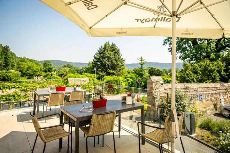 ET-2023-099-Klostergaststätte, Laacher See--©Eifel Tourismus GmbH, Dominik Ketz_weiß