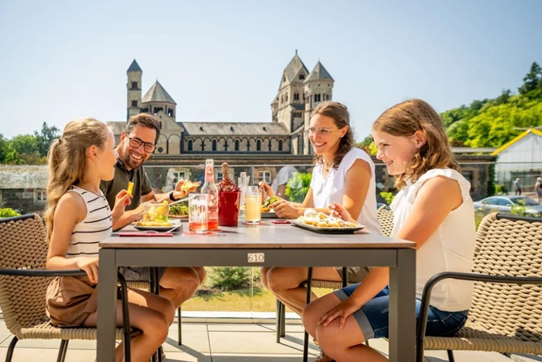 ET-2023-105-Klostergaststätte, Laacher See--©Eifel Tourismus GmbH, Dominik Ketz_weiß
