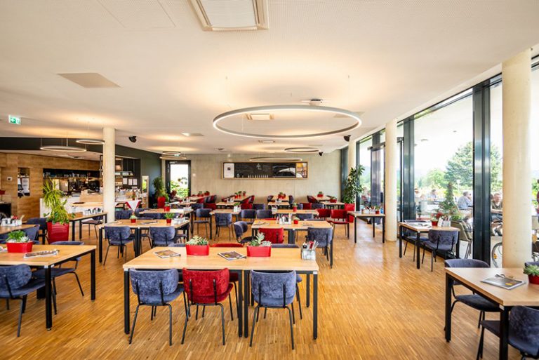 ET-2023-108-Klostergaststätte, Laacher See--©Eifel Tourismus GmbH, Dominik Ketz_weiß