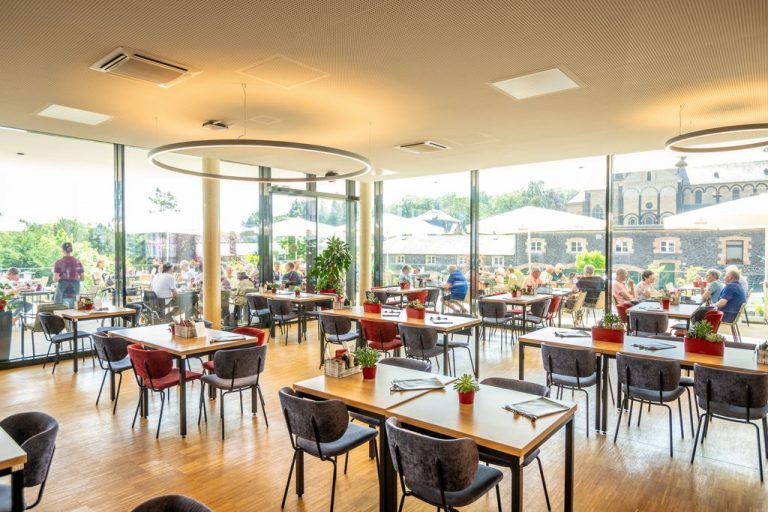 ET-2023-110-Klostergaststätte, Laacher See--©Eifel Tourismus GmbH, Dominik Ketz_weiß