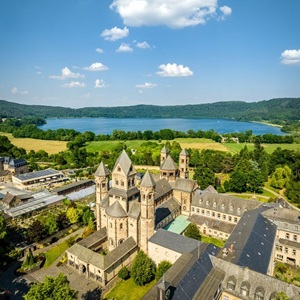 ET-2023-178-Abtei-Maria-Laach-Laacher-See-©Eifel-Tourismus-GmbH-Dominik-Ketz_weiss